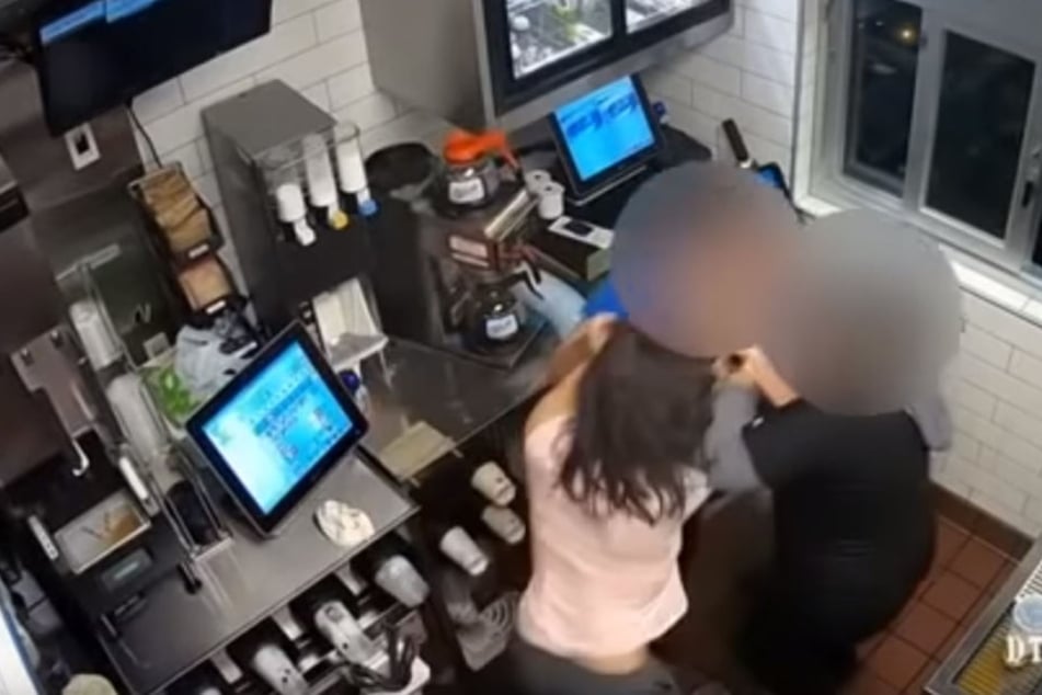 Selbst als ein zweiter Mitarbeiter einschritt, ließ die Frau nicht locker und prügelte weiter.