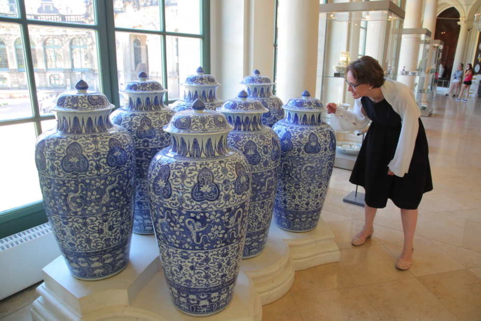 Die Direktorin der Porzellansammlung Julia Weber (38) inspiziert die gefährlichen Staub-Ablagerungen auf Augusts geschätzten Dragoner-Vasen.