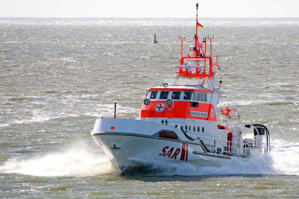 Der Seenotrettungskreuzer "Bernhard Gruben" eilte auf die Nordsee raus, um der Besatzung des gekenterten Bootes zu helfen.