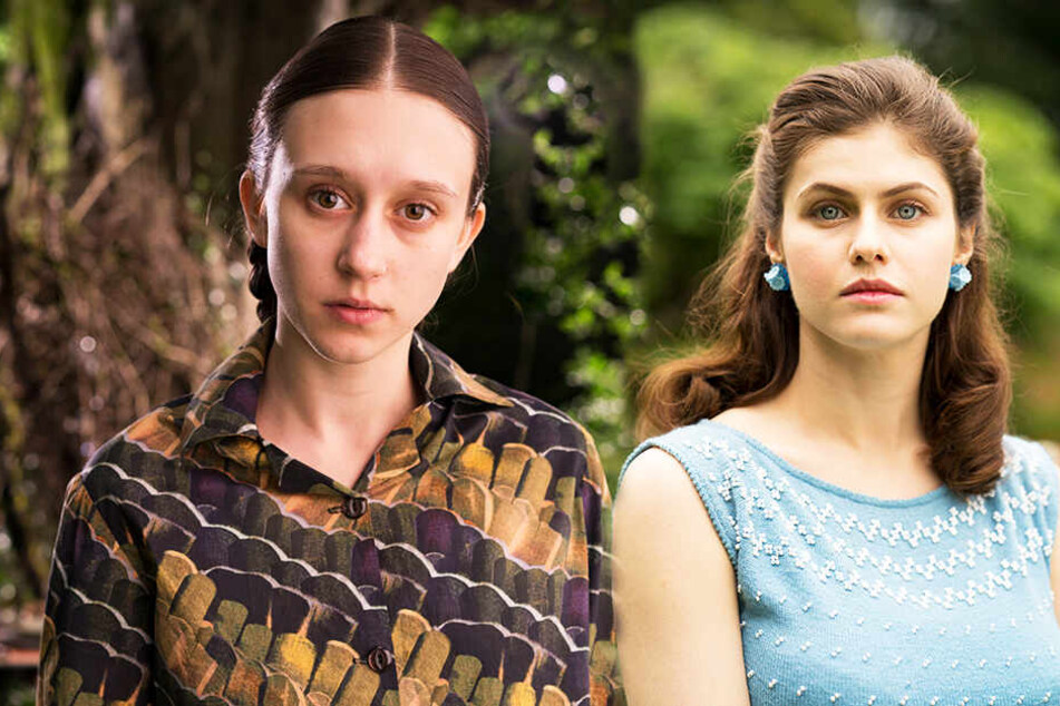 Merricat (l., Taissa Farmiga) und Constance Blackwood (Alexandra Daddario) müssen gegen viele Widerstände ankämpfen.
