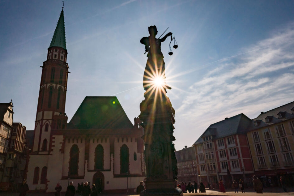 Die Frühlingssonne strahlt auf den Frankfurter Römerberg.