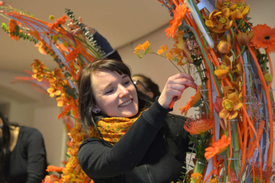 Stephanie Seelemann (34) vom Gartenfachmarkt Richter fertigt den Blumenschmuck.