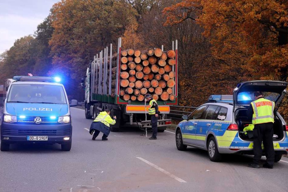 War der Holzlaster am Heck unbeleuchtet und krachte der Skoda-Fahrer in den Lkw, weil er ihn in der Dunkelheit zu spät sah?