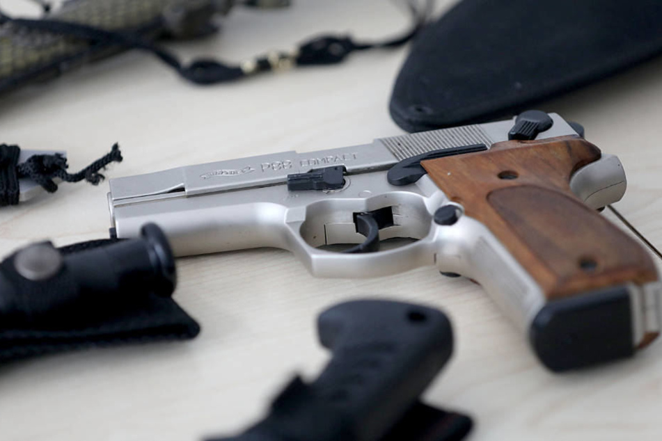 Am Dienstag präsentierte die Kölner Polizei die sichergestellten Waffen.