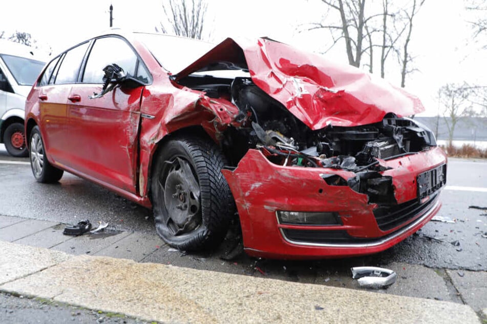 An der Zwickauer Straße gab es am Dienstag einen heftigen Crash.