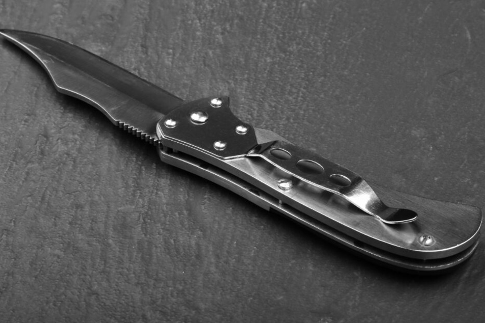 Mit einem Klappmesser stach der 25-Jährige zu. (Symbolbild)