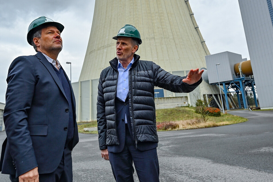 Bundeswirtschaftsminister Robert Habeck (54, Grüne, l.) und LEAG-Chef Thorsten Kramer diskutieren vor einem Kühlturm vom Braunkohlekraftwerk Schwarze Pumpe.