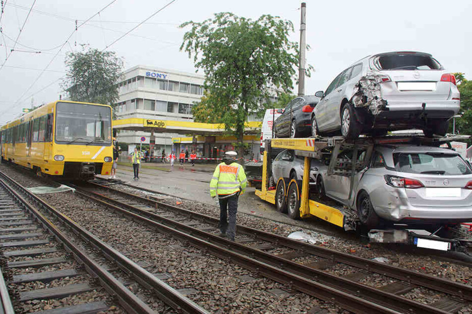 Auch die Fahrzeuge auf dem LKW wurden bei dem Unfall beschädigt