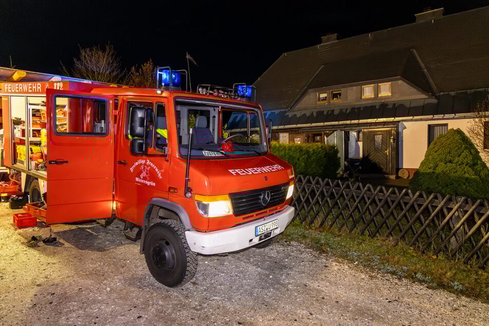 Feueralarm im Breitenbrunner Ortsteil Tellerhäuser (Erzgebirge): In diesem Wohnhaus brach ein Brand im Heizungsraum aus.