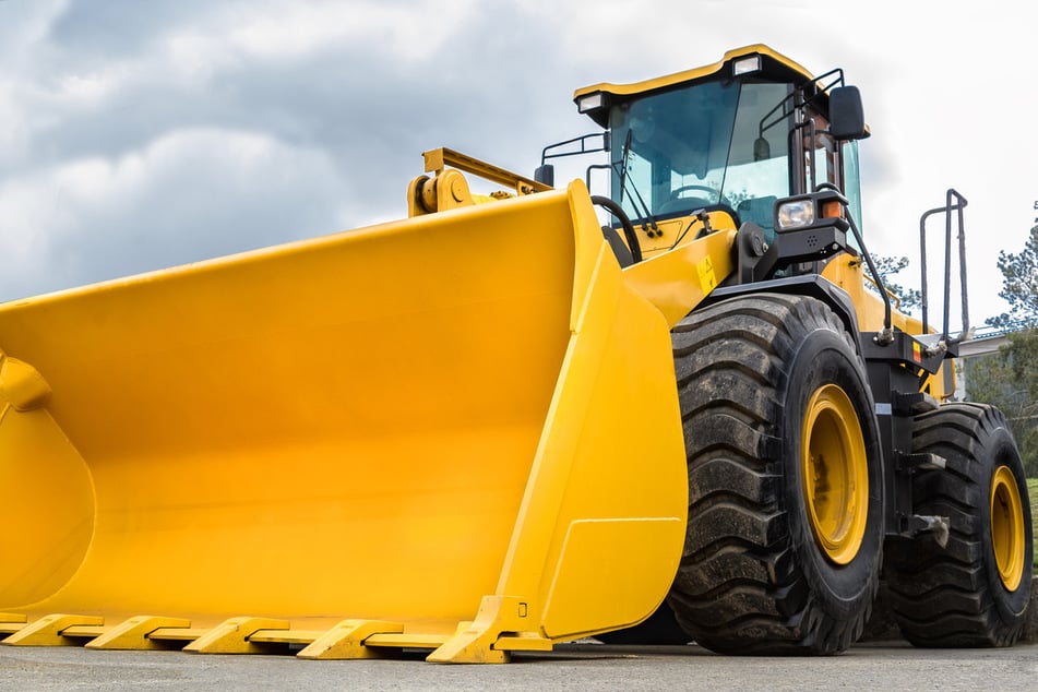 Tödliche Unachtsamkeit: Arbeiter (†60) von Radlader-Schaufel erfasst