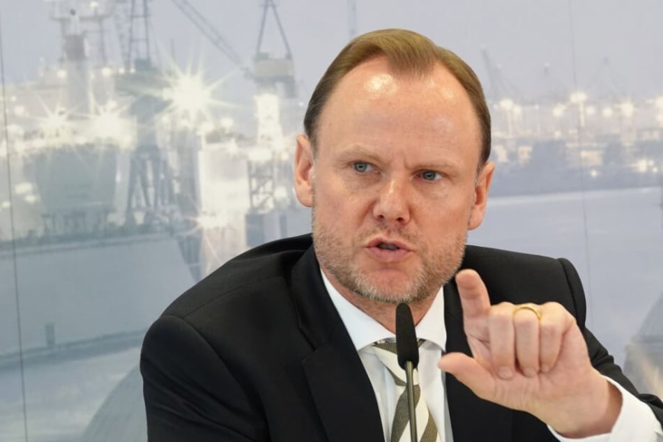 Der Innensenator von Hamburg, Andy Grote (SPD), gestikuliert während einer Pressekonferenz.