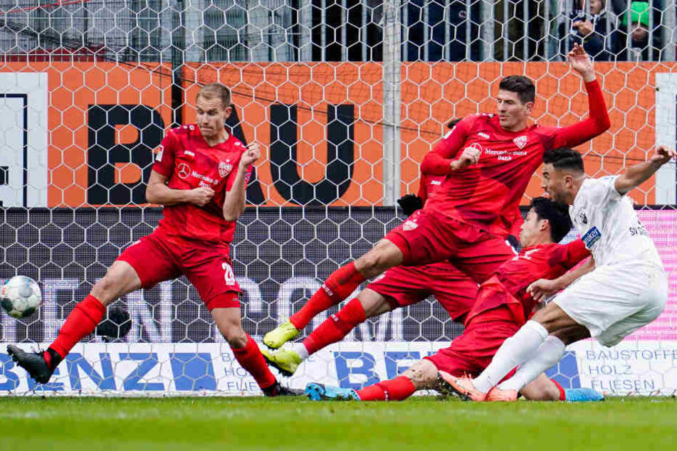 Sandhausens Aziz Bouhaddouz (r) schießt das Tor zum 2:0.