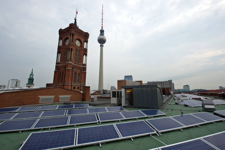 Solaranlagen sollen bald auf vielen Dächern Berlins stehen.