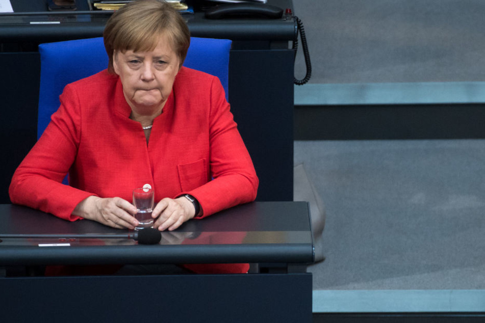 Angela Merkel sitz bei der Plenarsitzung des Deutschen Bundestags an ihrem Platz