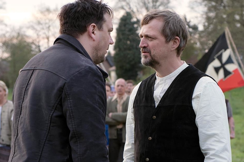 Bukow (Charly Hübner) bedrängt den Ex-Mann der Ermordeten (Patrick von Blume) in dessen "braunem Bullerbü".