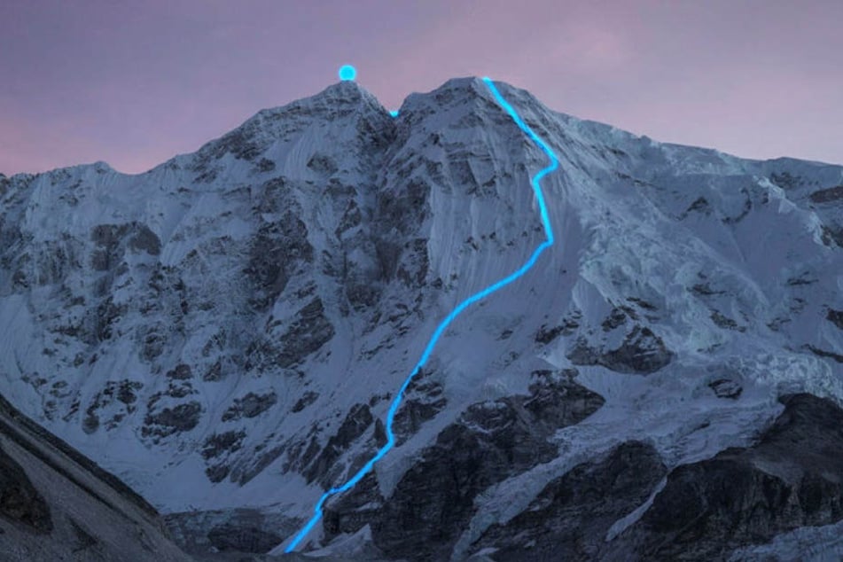 Der Berg Nangpai Gosum in der Dämmerung: Die blaue Linie zeigt die Route, die Jost Kobusch allein bis zum Gipfel zurücklegte.