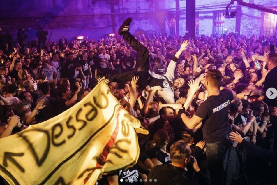 Rund 600 Besucher feierten mit der linken Punkband im Brauhaus statt im Bauhaus.