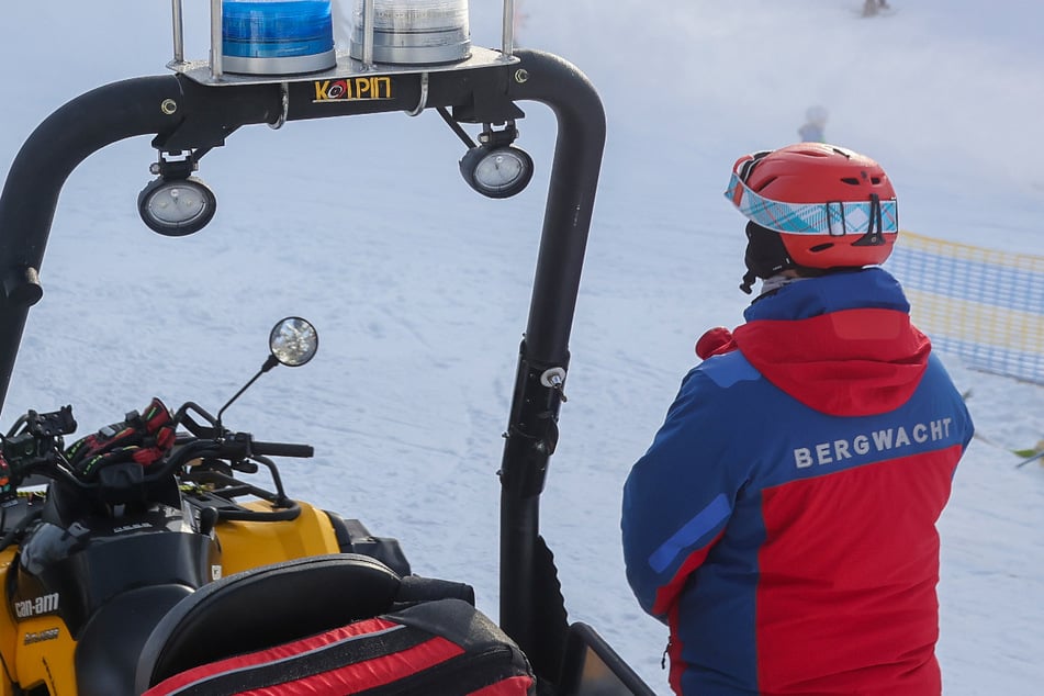 Die Bergwacht rückt aus, um nach dem vermissten Snowboarder im Schnee zu suchen. (Symbolbild)
