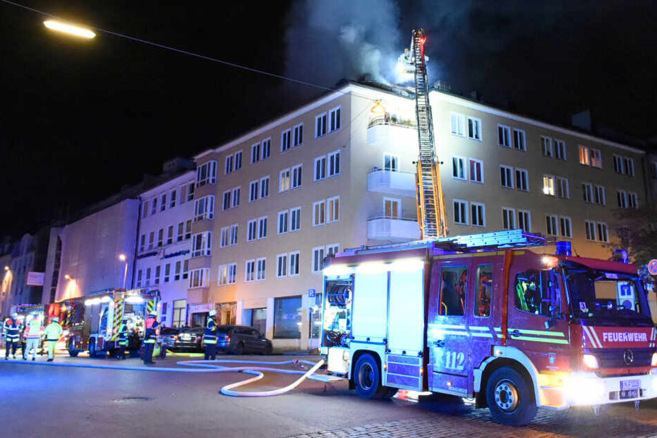 Die Feuerwehr gelang über Drehleitern von aßen in die Nähe des Feuers.
