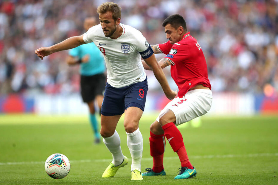 Mit Bulgarien kassierte Georgi Sarmov (r., im Zweikampf mit Harry Kane) zuletzt ein bitteres 0:4 gegen die Engländer. Für das Rückspiel wurde er wieder in den Kader berufen.