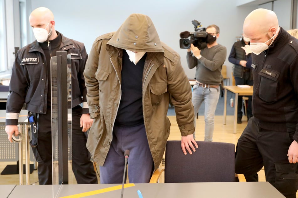Der angeklagte Stiefvater im Prozess um den gewaltsamen Tod der sechsjährigen Leonie aus Vorpommern nimmt im Januar 2021 vor Beginn des Revisionsverfahrens im Saal des Landgerichts Platz.