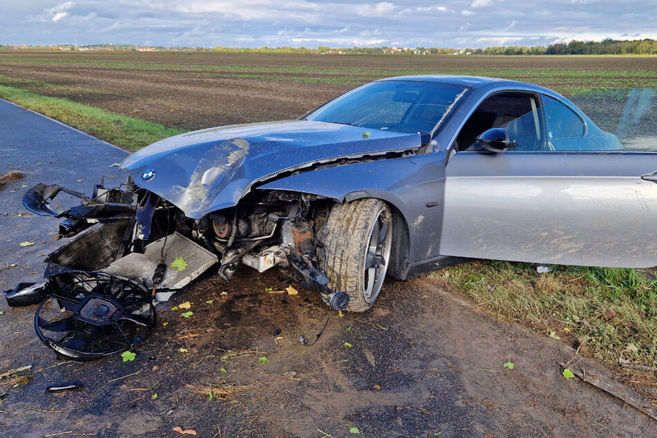 Totalschaden! Bei einem Unfall am Mittwoch im Landkreis Leipzig wurde ein BMW zerstört.