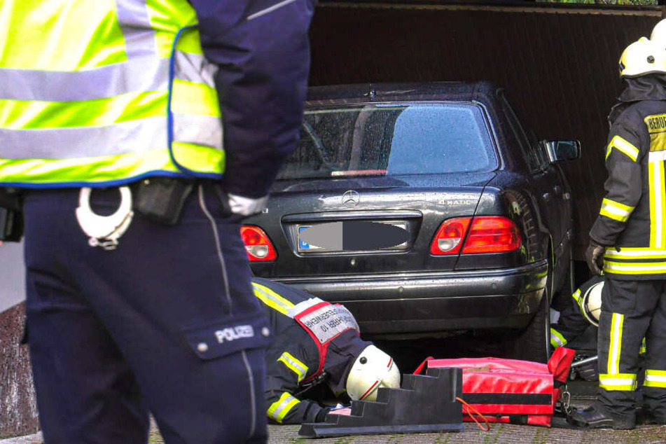 Kameraden der Kölner Feuerwehr bei dem Rettungseinsatz.
