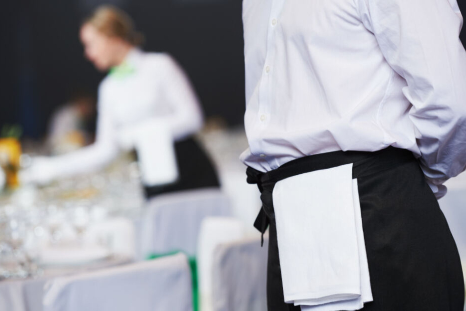Zwei Frauen arbeiten als Kellnerinnen in einem Restaurant. Doch solch Personal zu finden, ist schwierig.