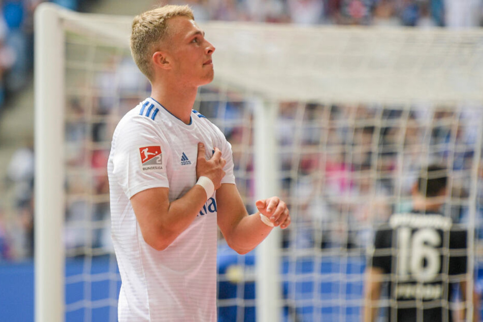 Fiete Arp jubelt über sein erstes Saisontor und schlägt mit seiner Hand auf die HSV-Raute.