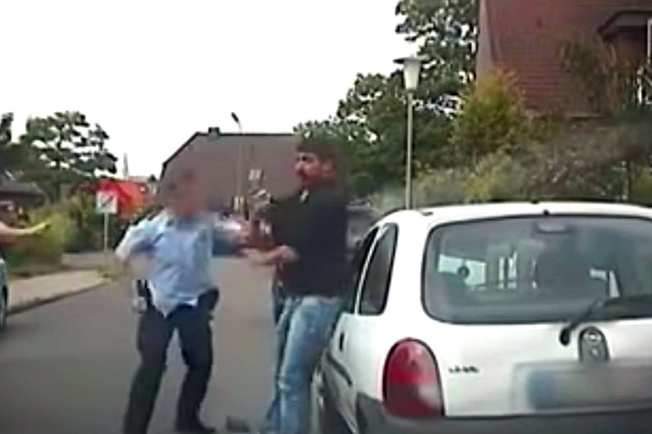 Bei einer Kontrolle prügelte der Polizist plötzlich auf den Mann ein, der sich - wie auf den Aufnahmen zu sehen ist - nicht wehrte.