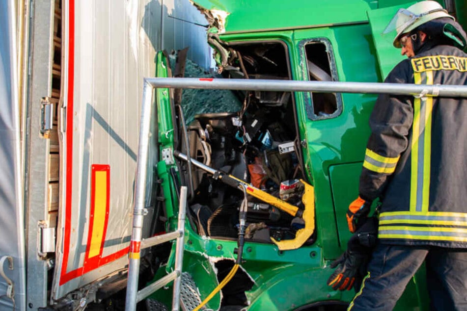 Der Fahrer des Lkw musste aus seinem Führerhaus geschnitten werden.