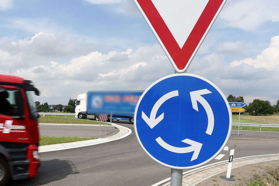 Den Kreisverkehr hatte der 55-jährige Renaultfahrer wohl übersehen und bretterte drüber.