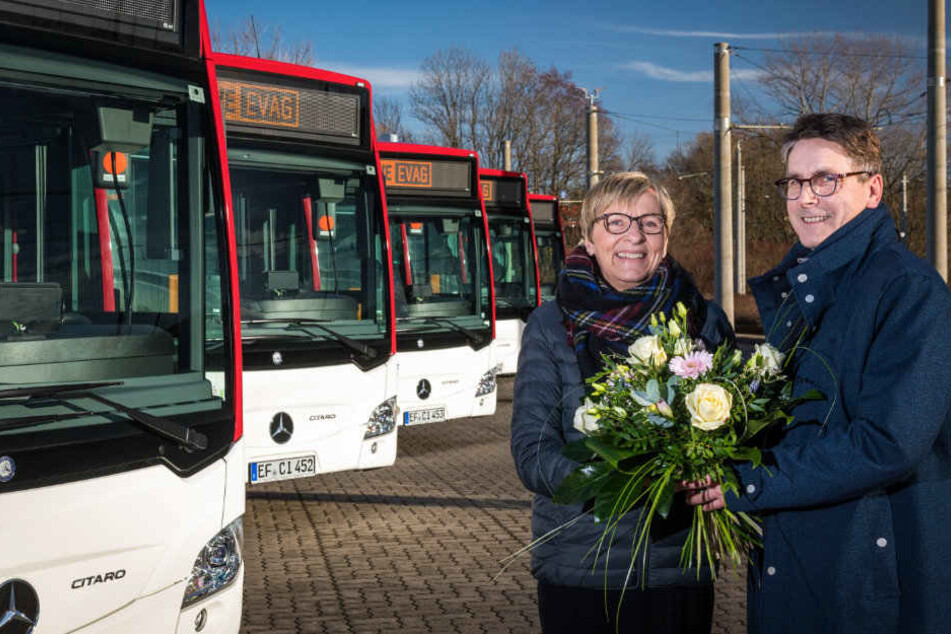 Myriam Berg nahm die Fahrzeuge am Mittwoch von Bernd Morr (Daimler) entgegen.