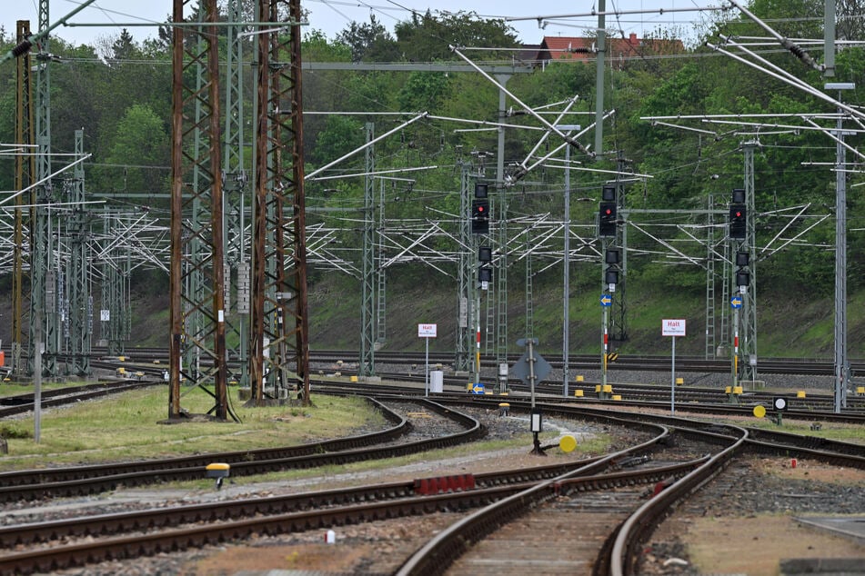 Während die Bahn am Streckennetz baut, brauchen die Fahrgäste Geduld. (Symbolbild)