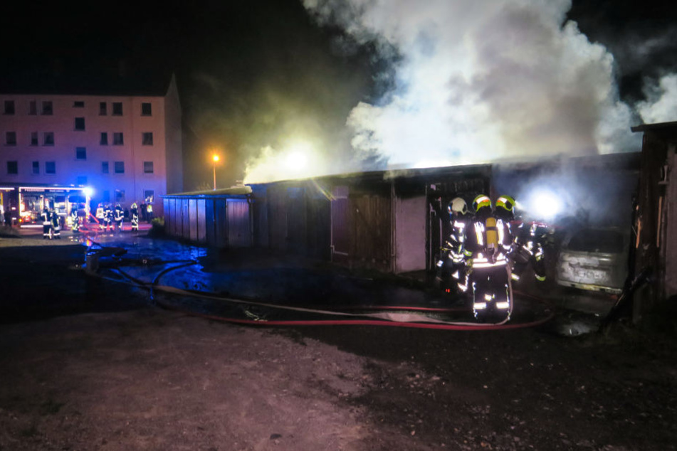 Ein Peugeot stand in einer Garage in Flammen.