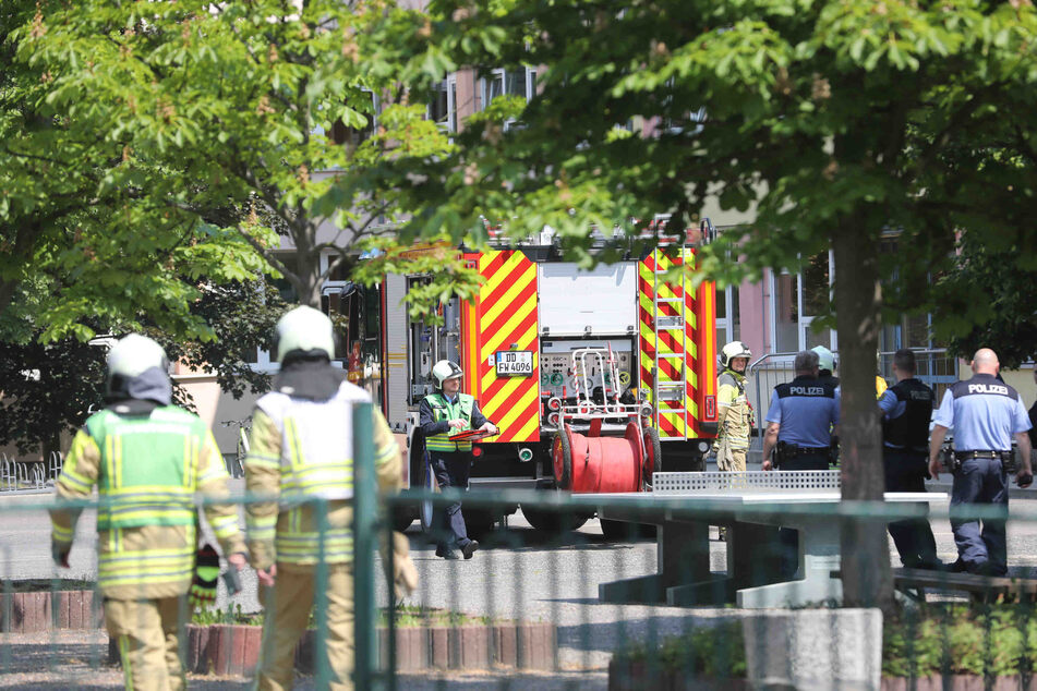 Bei dem Brand waren viele Einsatzkräfte der Feuerwehr und der Polizei an der 121. Oberschule vor Ort.