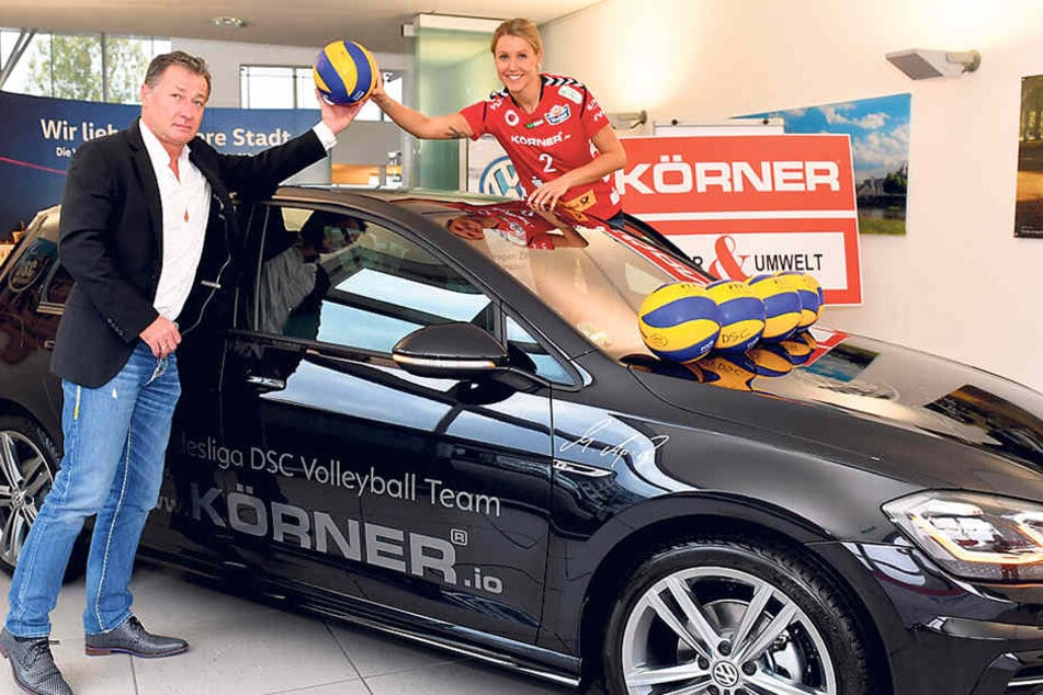 Mareen Apitz nimmt von Sponsor Hubert Körner ihr neues Dienstfahrzeug in Empfang.