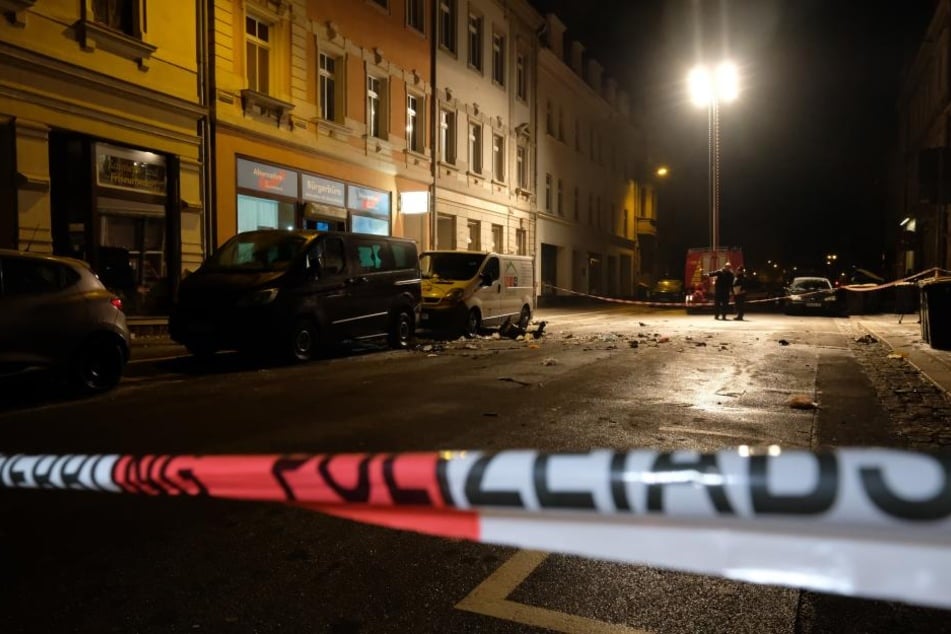 Am Gebäude entstanden erhebliche Schäden an der Tür und an der Fensterscheibe. Verletzt wurde niemand.