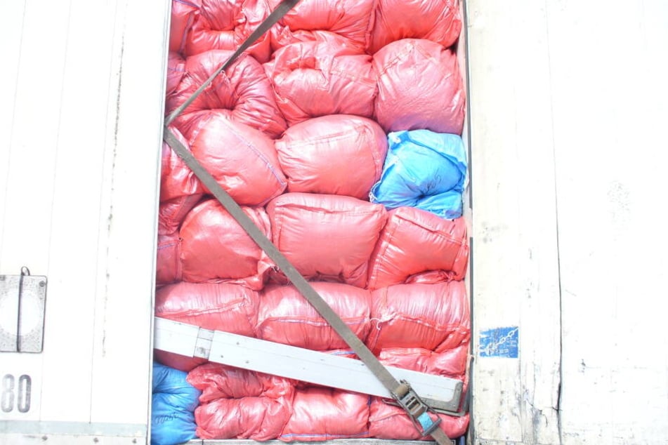 In Säcken verpackt versuchte der LKW den Müll nach Spanien zu transportieren.