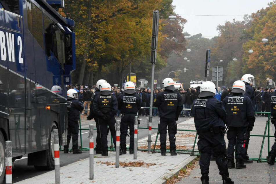 Wenn der VfB Stuttgart auf den Karlsruher SC trifft, sind Ausschreitungen fast vorprogrammiert. Auf dem Foto bereiteten sich Polizisten auf ihren Einsatz im Oktober 2016 im Karlsruher Wildpark vor.