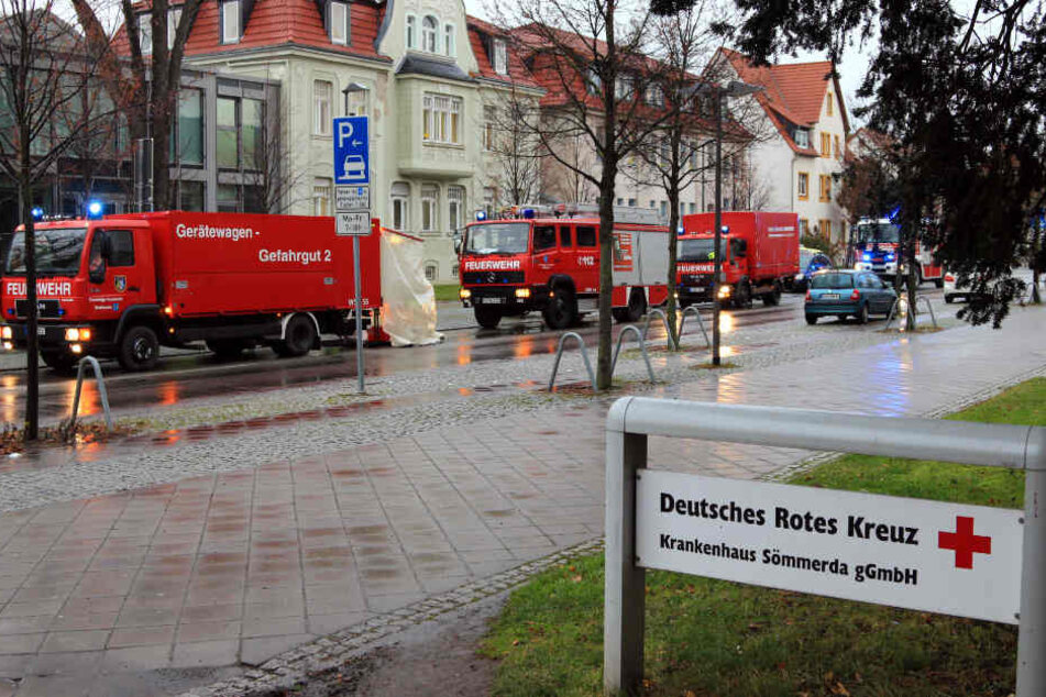 Mit einem Großaufgebot ist die Feuerwehr vor Ort.