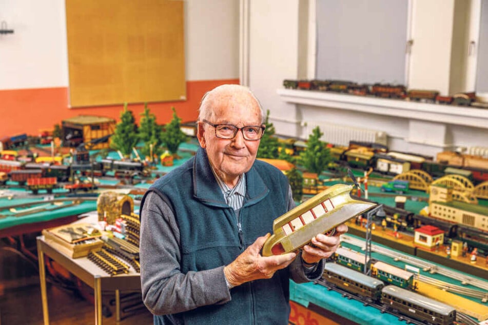Der Dresdner Senior Wolfgang Grimm (98) brachte Spielzeug-Eisenbahnen seiner Kindheit mit, darunter einen Schienenzeppelin.