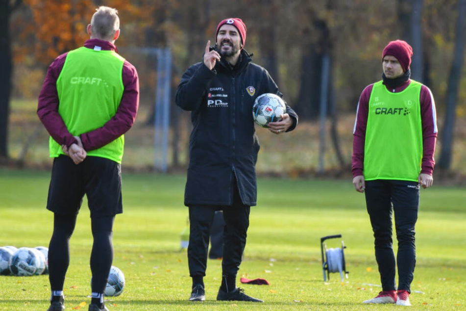 Cristian Fiel (M.) gibt bei Dynamo den Ton an - nicht nur in dieser Woche beim Training.