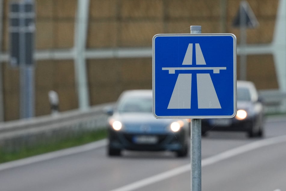 Unfall A38: Mit über 1,5 Promille auf der Autobahn: 33-Jähriger pennt auf dem Seitenstreifen ein