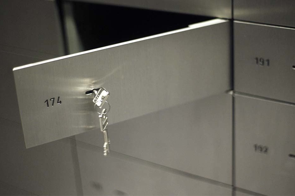 Die Saalesparkasse bietet ihren Kunden jederzeit zugängliche Schließfächer mit Selbstbedienung an. In diese Anlagen brachen unbekannte Täter ein (Symbolbild).
