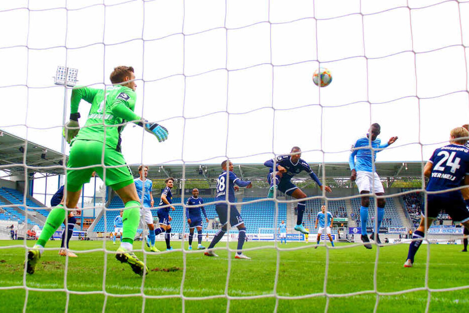 Mit diesem wuchtigen Kopfball erzielte Tarsis Bonga (3.v.r.) das 2:0 gegen Duisburg.
