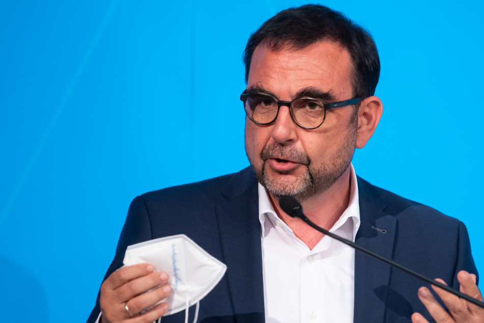 Bayerns Gesundheitsminister Klaus Holetschek (56, CSU) sichert an Demenz erkrankten Menschen weitere Hilfe zu.