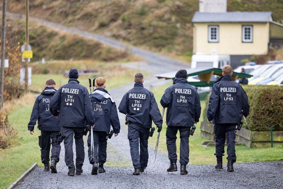 Die Polizei hatte in der Umgebung des Feriendorfes unter anderem mit einer Hundestaffel nach der jungen Mutter gesucht.