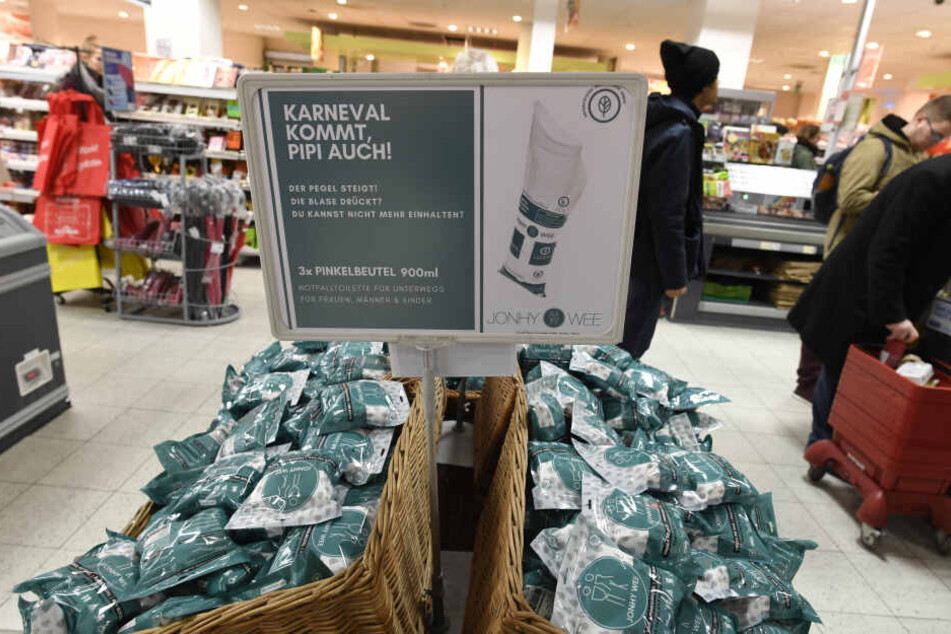 REWE verkauft die Beutel, damit das Wildpinkeln in der Stadt während der Karnevalszeit ein Ende haben soll.