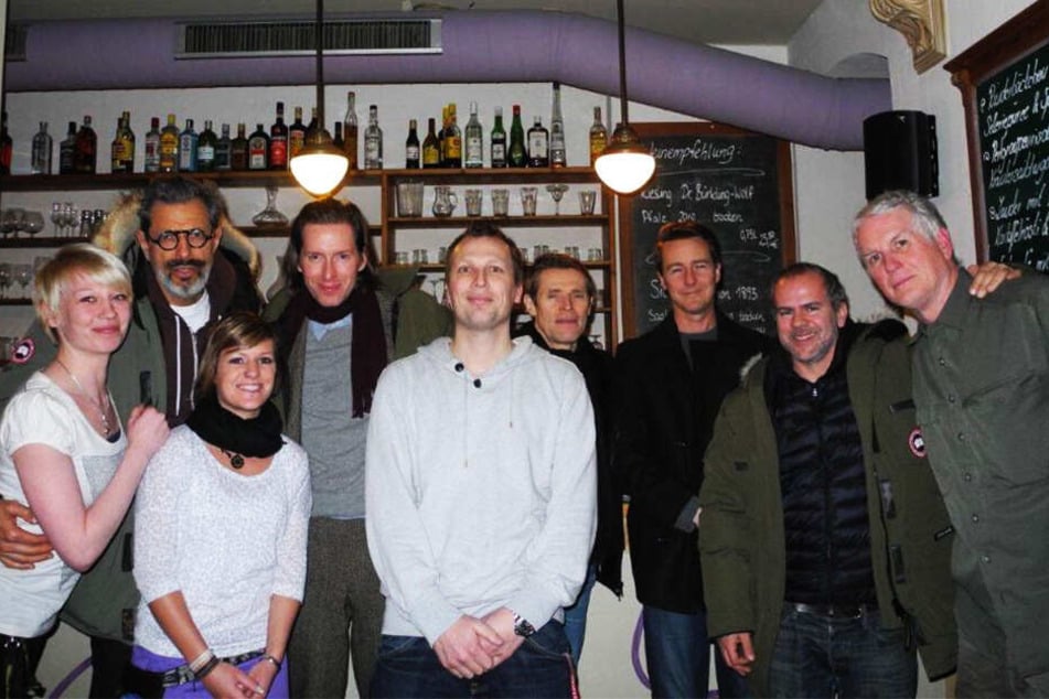 Während der Dreharbeiten zu "Grand Budapest Hotel" besuchte ein Teil der Crew mit Hollywood-Stars die "Lila Soße". Hintere Reihe von links: Jeff Goldblum, Regisseur Wes Anderson), Willem Dafoe und Edward Norton. Vorn Mitte: Chef Boris Kögel.